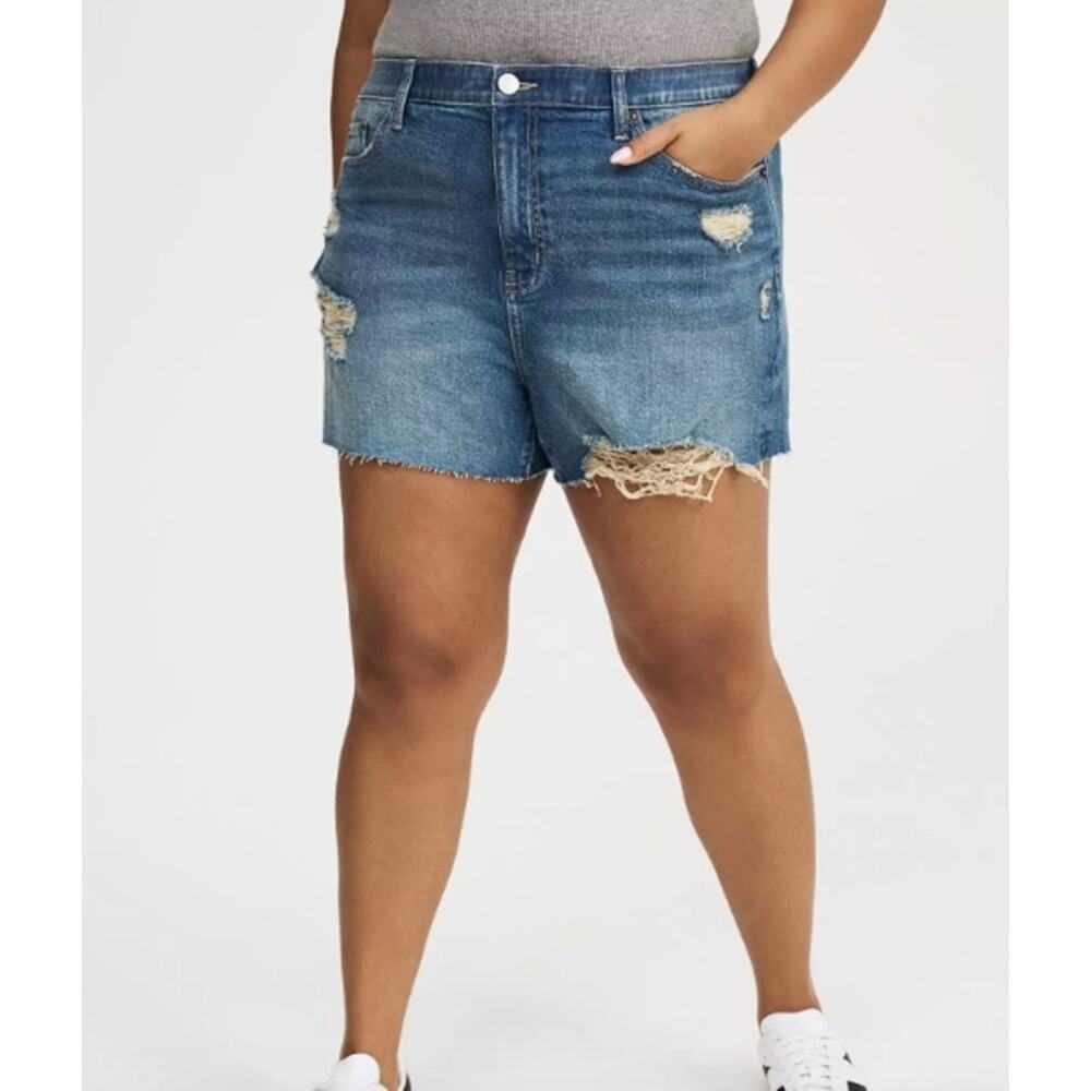 Torrid 16 NWT Distressed Medium Wash Denim Shorts Stretch Waistband Summer